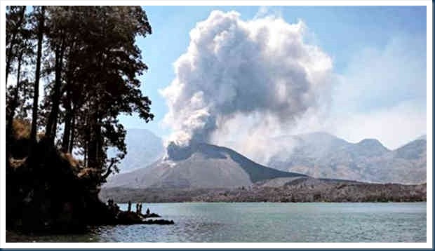 gunung-barujari-meletus